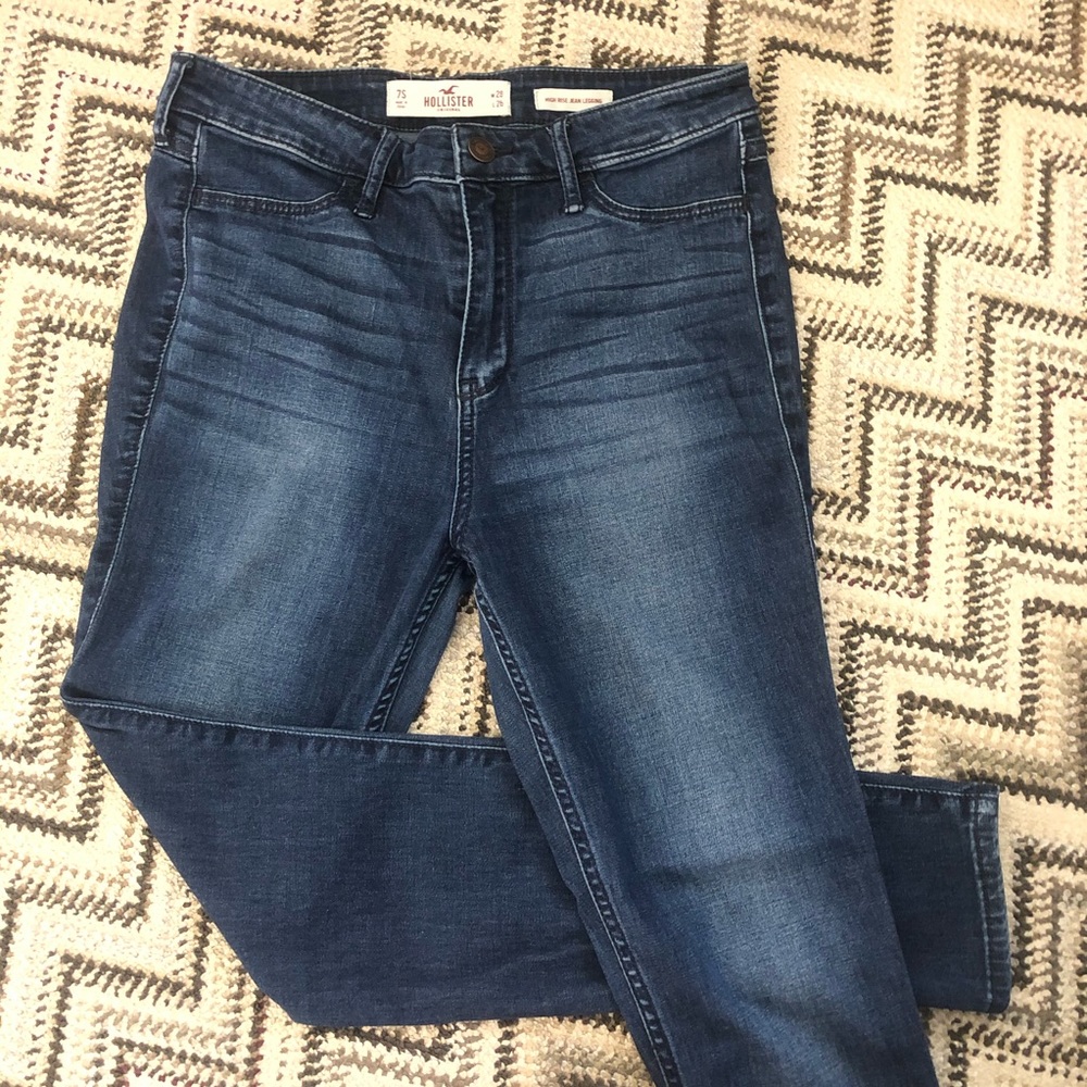 Hollister high waisted jeans (LIKE NEW)